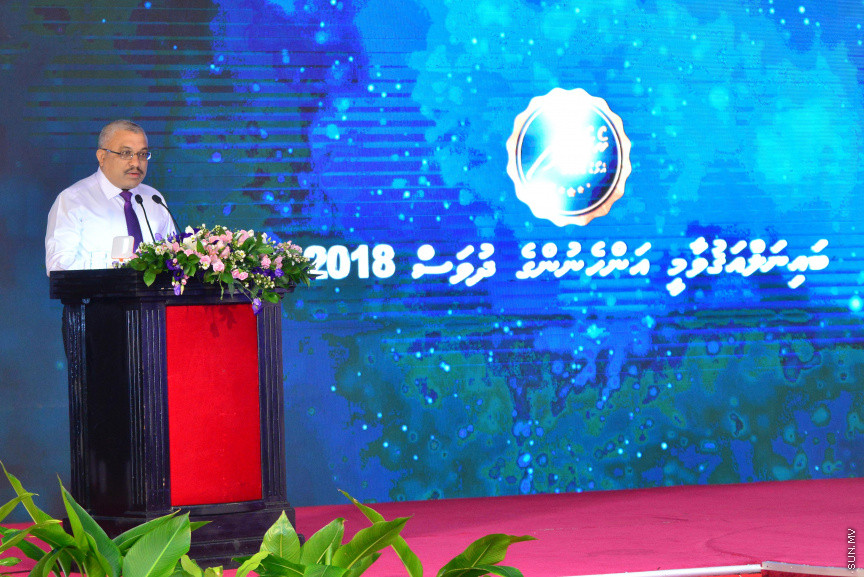  08 މާޗް 2018: އަންހެނުންގެ ދުވަހުގެ މުނާސަބަތުގައި މިއަދު ބޭއްވި ރަސްމީ ޖަލްސާގެ ތެރެއިން: މުޖުތަމައުއަށް އަގުހުރި ހިދުމަތްތަކެއް ކޮށްދެއްވާފައިވާ ކަނބަލުންގެ އަގު ވަޒަން ކުރުމުގެ ގޮތުން ސަރުކާރުން ދޭ "ރެހެންދި އެވޯޑު" ވަނީ  މި ރަސްމީ ޖަލްސާގައި ދީފައެވެ--ސަން ފޮޓޯ/ މުހައްމަދު އަފްރާހް 