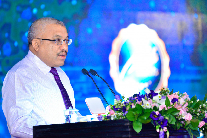  08 މާޗް 2018: އަންހެނުންގެ ދުވަހުގެ މުނާސަބަތުގައި މިއަދު ބޭއްވި ރަސްމީ ޖަލްސާގެ ތެރެއިން: މުޖުތަމައުއަށް އަގުހުރި ހިދުމަތްތަކެއް ކޮށްދެއްވާފައިވާ ކަނބަލުންގެ އަގު ވަޒަން ކުރުމުގެ ގޮތުން ސަރުކާރުން ދޭ "ރެހެންދި އެވޯޑު" ވަނީ  މި ރަސްމީ ޖަލްސާގައި ދީފައެވެ--ސަން ފޮޓޯ/ މުހައްމަދު އަފްރާހް 