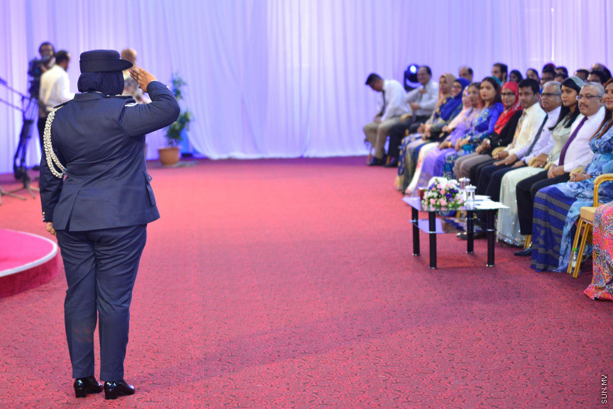  08 މާޗް 2018: އަންހެނުންގެ ދުވަހުގެ މުނާސަބަތުގައި މިއަދު ބޭއްވި ރަސްމީ ޖަލްސާގެ ތެރެއިން: މުޖުތަމައުއަށް އަގުހުރި ހިދުމަތްތަކެއް ކޮށްދެއްވާފައިވާ ކަނބަލުންގެ އަގު ވަޒަން ކުރުމުގެ ގޮތުން ސަރުކާރުން ދޭ "ރެހެންދި އެވޯޑު" ވަނީ  މި ރަސްމީ ޖަލްސާގައި ދީފައެވެ--ސަން ފޮޓޯ/ މުހައްމަދު އަފްރާހް 