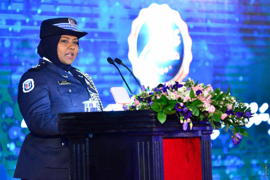  08 މާޗް 2018: އަންހެނުންގެ ދުވަހުގެ މުނާސަބަތުގައި މިއަދު ބޭއްވި ރަސްމީ ޖަލްސާގެ ތެރެއިން: މުޖުތަމައުއަށް އަގުހުރި ހިދުމަތްތަކެއް ކޮށްދެއްވާފައިވާ ކަނބަލުންގެ އަގު ވަޒަން ކުރުމުގެ ގޮތުން ސަރުކާރުން ދޭ "ރެހެންދި އެވޯޑު" ވަނީ  މި ރަސްމީ ޖަލްސާގައި ދީފައެވެ--ސަން ފޮޓޯ/ މުހައްމަދު އަފްރާހް 