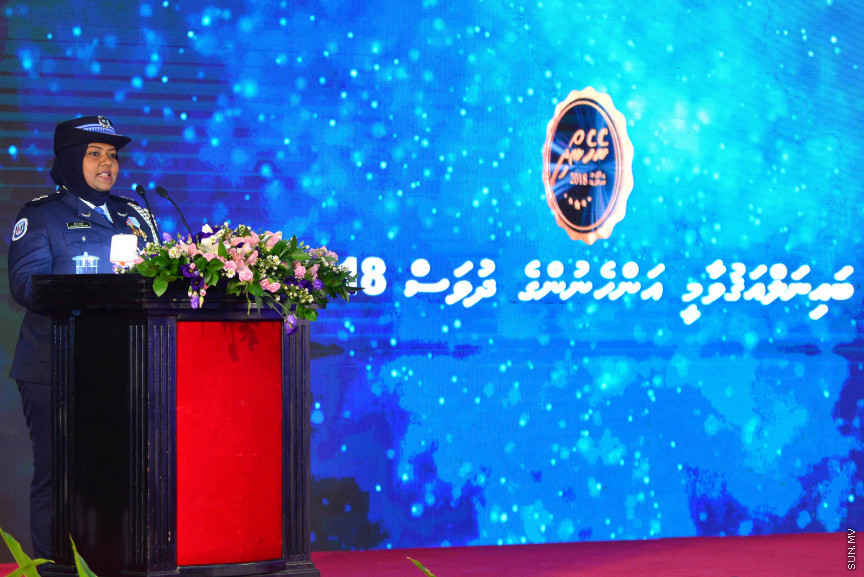  08 މާޗް 2018: އަންހެނުންގެ ދުވަހުގެ މުނާސަބަތުގައި މިއަދު ބޭއްވި ރަސްމީ ޖަލްސާގެ ތެރެއިން: މުޖުތަމައުއަށް އަގުހުރި ހިދުމަތްތަކެއް ކޮށްދެއްވާފައިވާ ކަނބަލުންގެ އަގު ވަޒަން ކުރުމުގެ ގޮތުން ސަރުކާރުން ދޭ "ރެހެންދި އެވޯޑު" ވަނީ  މި ރަސްމީ ޖަލްސާގައި ދީފައެވެ--ސަން ފޮޓޯ/ މުހައްމަދު އަފްރާހް 