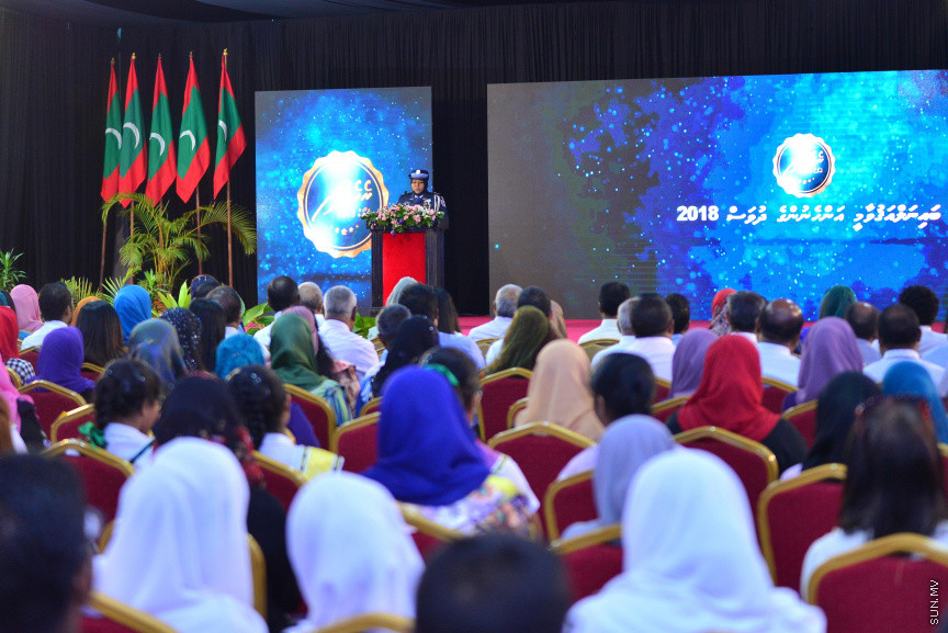  08 މާޗް 2018: އަންހެނުންގެ ދުވަހުގެ މުނާސަބަތުގައި މިއަދު ބޭއްވި ރަސްމީ ޖަލްސާގެ ތެރެއިން: މުޖުތަމައުއަށް އަގުހުރި ހިދުމަތްތަކެއް ކޮށްދެއްވާފައިވާ ކަނބަލުންގެ އަގު ވަޒަން ކުރުމުގެ ގޮތުން ސަރުކާރުން ދޭ "ރެހެންދި އެވޯޑު" ވަނީ  މި ރަސްމީ ޖަލްސާގައި ދީފައެވެ--ސަން ފޮޓޯ/ މުހައްމަދު އަފްރާހް 