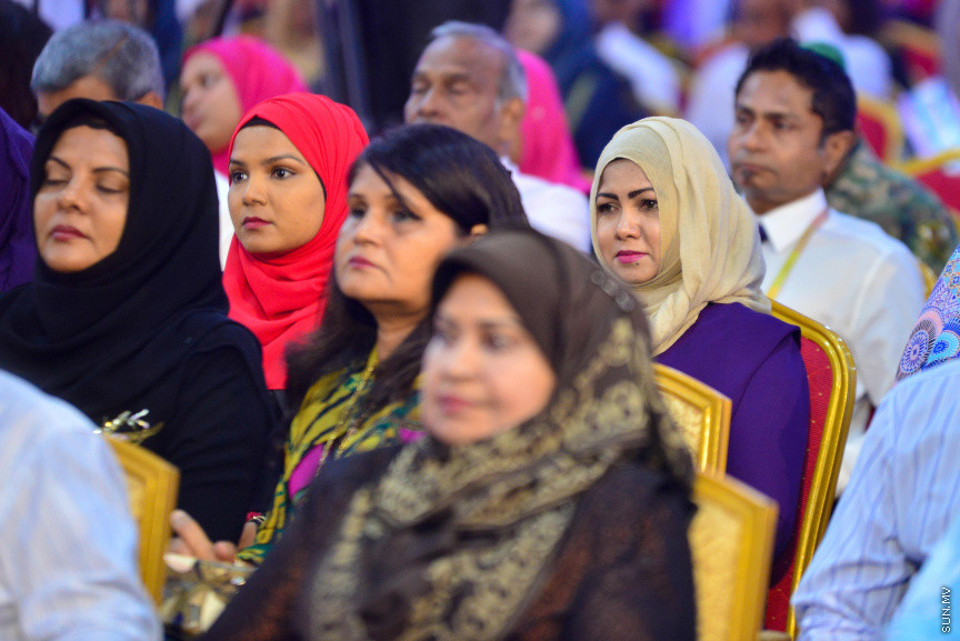  08 މާޗް 2018: އަންހެނުންގެ ދުވަހުގެ މުނާސަބަތުގައި މިއަދު ބޭއްވި ރަސްމީ ޖަލްސާގެ ތެރެއިން: މުޖުތަމައުއަށް އަގުހުރި ހިދުމަތްތަކެއް ކޮށްދެއްވާފައިވާ ކަނބަލުންގެ އަގު ވަޒަން ކުރުމުގެ ގޮތުން ސަރުކާރުން ދޭ "ރެހެންދި އެވޯޑު" ވަނީ  މި ރަސްމީ ޖަލްސާގައި ދީފައެވެ--ސަން ފޮޓޯ/ މުހައްމަދު އަފްރާހް 