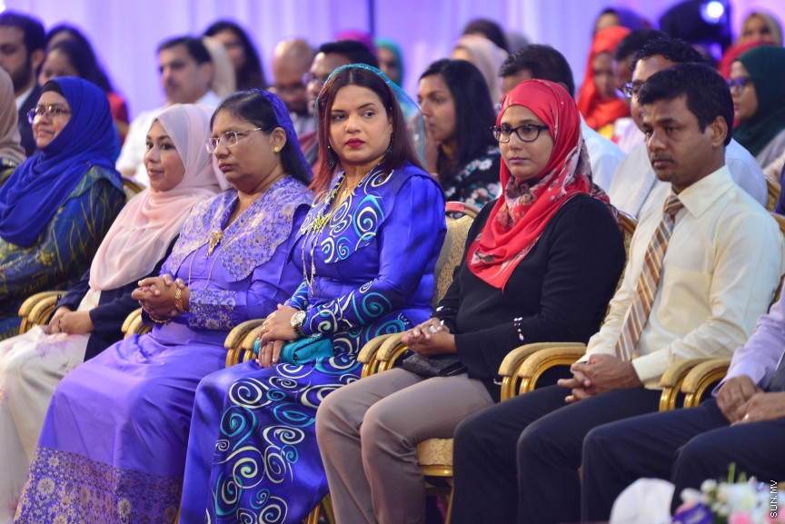  08 މާޗް 2018: އަންހެނުންގެ ދުވަހުގެ މުނާސަބަތުގައި މިއަދު ބޭއްވި ރަސްމީ ޖަލްސާގެ ތެރެއިން: މުޖުތަމައުއަށް އަގުހުރި ހިދުމަތްތަކެއް ކޮށްދެއްވާފައިވާ ކަނބަލުންގެ އަގު ވަޒަން ކުރުމުގެ ގޮތުން ސަރުކާރުން ދޭ "ރެހެންދި އެވޯޑު" ވަނީ  މި ރަސްމީ ޖަލްސާގައި ދީފައެވެ--ސަން ފޮޓޯ/ މުހައްމަދު އަފްރާހް 