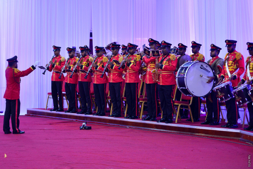  08 މާޗް 2018: އަންހެނުންގެ ދުވަހުގެ މުނާސަބަތުގައި މިއަދު ބޭއްވި ރަސްމީ ޖަލްސާގެ ތެރެއިން: މުޖުތަމައުއަށް އަގުހުރި ހިދުމަތްތަކެއް ކޮށްދެއްވާފައިވާ ކަނބަލުންގެ އަގު ވަޒަން ކުރުމުގެ ގޮތުން ސަރުކާރުން ދޭ "ރެހެންދި އެވޯޑު" ވަނީ  މި ރަސްމީ ޖަލްސާގައި ދީފައެވެ--ސަން ފޮޓޯ/ މުހައްމަދު އަފްރާހް 