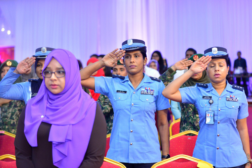  08 މާޗް 2018: އަންހެނުންގެ ދުވަހުގެ މުނާސަބަތުގައި މިއަދު ބޭއްވި ރަސްމީ ޖަލްސާގެ ތެރެއިން: މުޖުތަމައުއަށް އަގުހުރި ހިދުމަތްތަކެއް ކޮށްދެއްވާފައިވާ ކަނބަލުންގެ އަގު ވަޒަން ކުރުމުގެ ގޮތުން ސަރުކާރުން ދޭ "ރެހެންދި އެވޯޑު" ވަނީ  މި ރަސްމީ ޖަލްސާގައި ދީފައެވެ--ސަން ފޮޓޯ/ މުހައްމަދު އަފްރާހް 