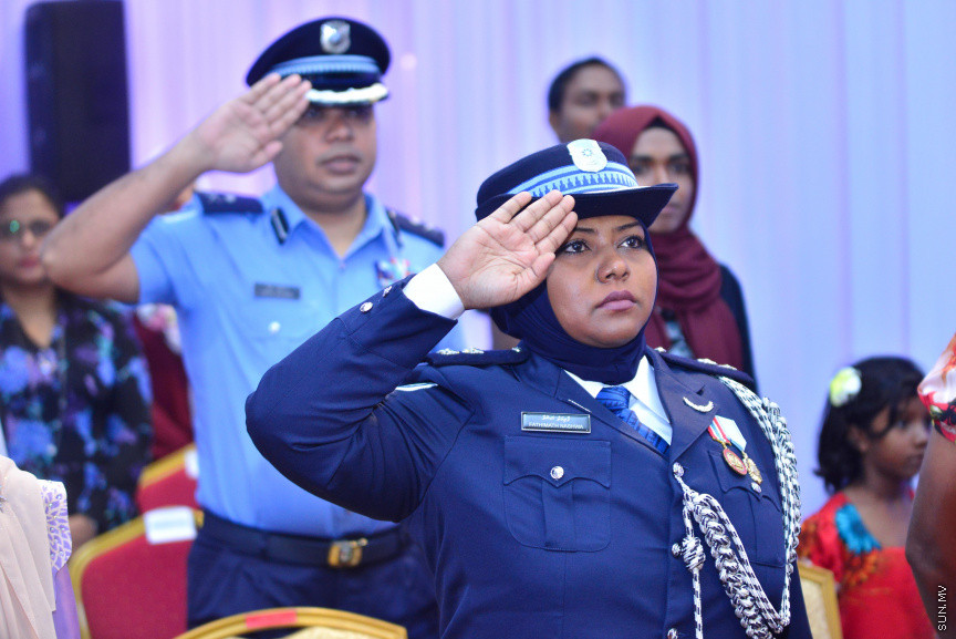  08 މާޗް 2018: އަންހެނުންގެ ދުވަހުގެ މުނާސަބަތުގައި މިއަދު ބޭއްވި ރަސްމީ ޖަލްސާގެ ތެރެއިން: މުޖުތަމައުއަށް އަގުހުރި ހިދުމަތްތަކެއް ކޮށްދެއްވާފައިވާ ކަނބަލުންގެ އަގު ވަޒަން ކުރުމުގެ ގޮތުން ސަރުކާރުން ދޭ "ރެހެންދި އެވޯޑު" ވަނީ  މި ރަސްމީ ޖަލްސާގައި ދީފައެވެ--ސަން ފޮޓޯ/ މުހައްމަދު އަފްރާހް 