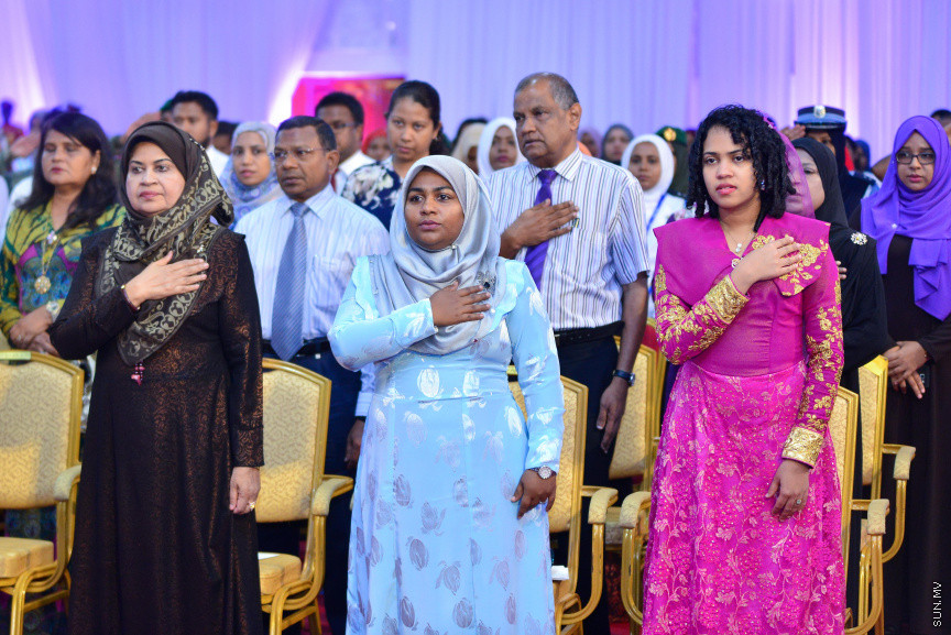  08 މާޗް 2018: އަންހެނުންގެ ދުވަހުގެ މުނާސަބަތުގައި މިއަދު ބޭއްވި ރަސްމީ ޖަލްސާގެ ތެރެއިން: މުޖުތަމައުއަށް އަގުހުރި ހިދުމަތްތަކެއް ކޮށްދެއްވާފައިވާ ކަނބަލުންގެ އަގު ވަޒަން ކުރުމުގެ ގޮތުން ސަރުކާރުން ދޭ "ރެހެންދި އެވޯޑު" ވަނީ  މި ރަސްމީ ޖަލްސާގައި ދީފައެވެ--ސަން ފޮޓޯ/ މުހައްމަދު އަފްރާހް 