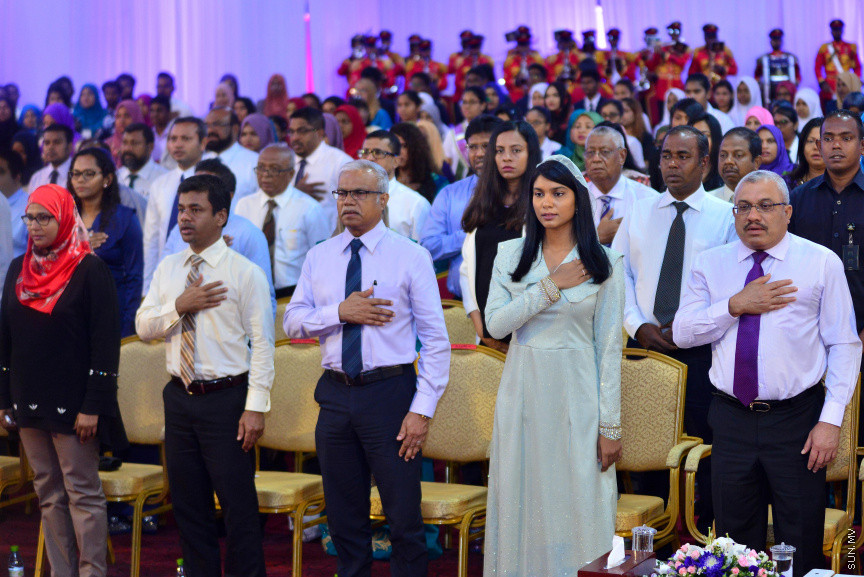  08 މާޗް 2018: އަންހެނުންގެ ދުވަހުގެ މުނާސަބަތުގައި މިއަދު ބޭއްވި ރަސްމީ ޖަލްސާގެ ތެރެއިން: މުޖުތަމައުއަށް އަގުހުރި ހިދުމަތްތަކެއް ކޮށްދެއްވާފައިވާ ކަނބަލުންގެ އަގު ވަޒަން ކުރުމުގެ ގޮތުން ސަރުކާރުން ދޭ "ރެހެންދި އެވޯޑު" ވަނީ  މި ރަސްމީ ޖަލްސާގައި ދީފައެވެ--ސަން ފޮޓޯ/ މުހައްމަދު އަފްރާހް 