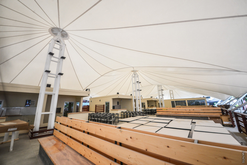 މެއި 5، 2018: މާލޭގެ ހުޅަނގު ދެކުނު ފަރާތުގައި އޮންނަ ހާބަރު ސަރަހައްދުގައި އެސްޓީއޯއިން ޒަމާނީ ފެންވަރަކަށް ހަދާފައިވާ ފުޑް ކޯޓުތަށް: މިއަދު ވަނީ ފުރަތަމަ ކެފޭ ހުޅުވައި، ހިދުމަތް ދޭން ފަށައިފަ -- ސަން ފޮޓޯ/ ފަޔާޒު މޫސާ