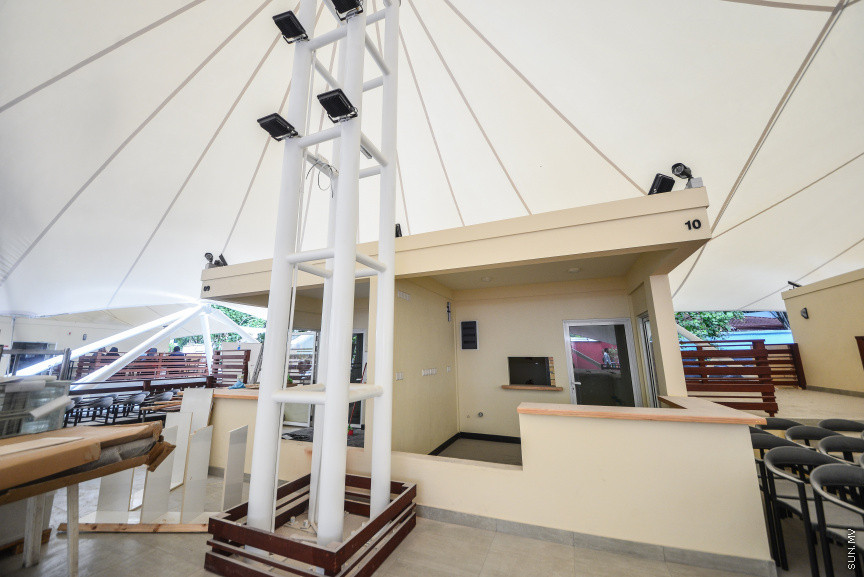 މެއި 5، 2018: މާލޭގެ ހުޅަނގު ދެކުނު ފަރާތުގައި އޮންނަ ހާބަރު ސަރަހައްދުގައި އެސްޓީއޯއިން ޒަމާނީ ފެންވަރަކަށް ހަދާފައިވާ ފުޑް ކޯޓުތަށް: މިއަދު ވަނީ ފުރަތަމަ ކެފޭ ހުޅުވައި، ހިދުމަތް ދޭން ފަށައިފަ -- ސަން ފޮޓޯ/ ފަޔާޒު މޫސާ