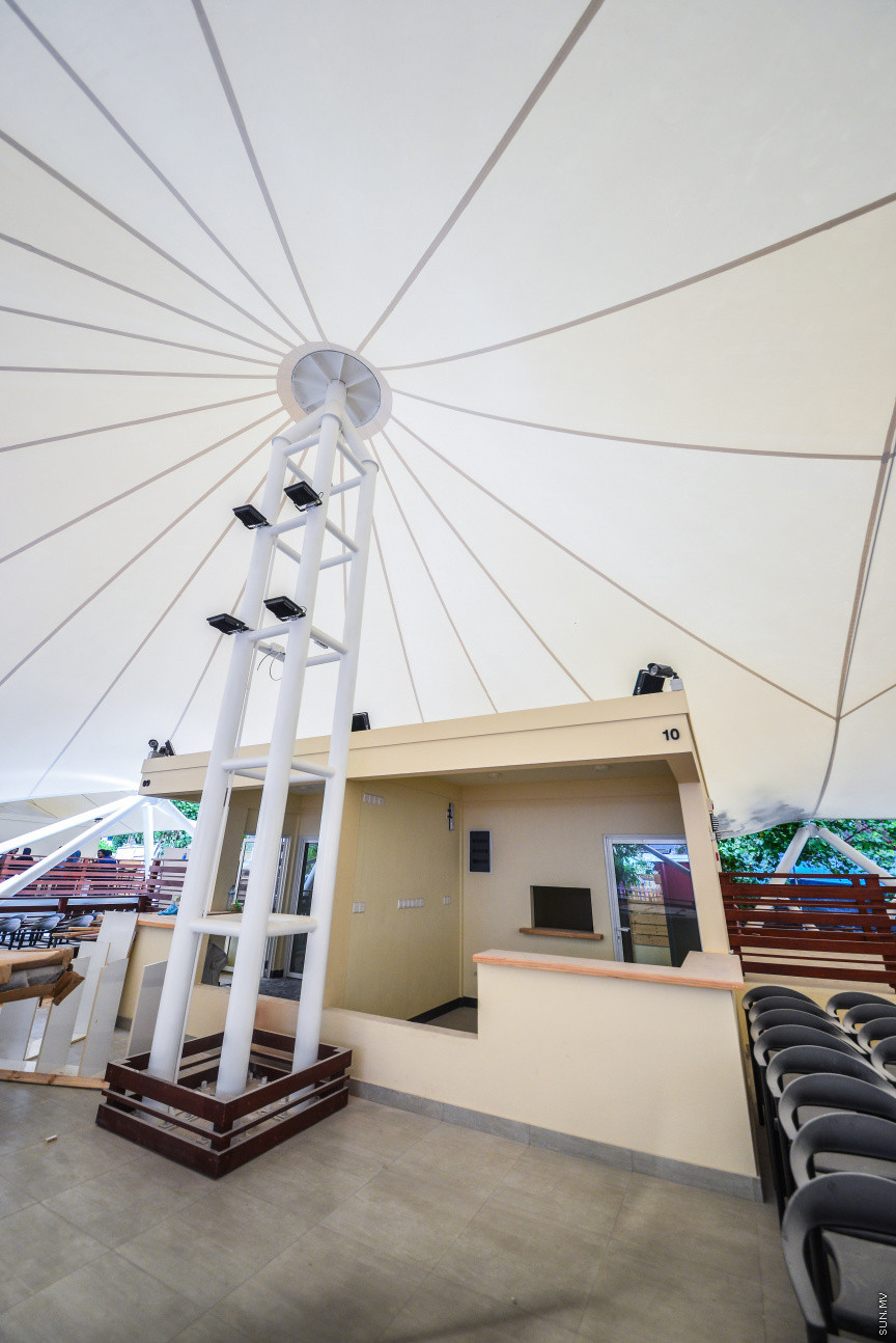 މެއި 5، 2018: މާލޭގެ ހުޅަނގު ދެކުނު ފަރާތުގައި އޮންނަ ހާބަރު ސަރަހައްދުގައި އެސްޓީއޯއިން ޒަމާނީ ފެންވަރަކަށް ހަދާފައިވާ ފުޑް ކޯޓުތަށް: މިއަދު ވަނީ ފުރަތަމަ ކެފޭ ހުޅުވައި، ހިދުމަތް ދޭން ފަށައިފަ -- ސަން ފޮޓޯ/ ފަޔާޒު މޫސާ