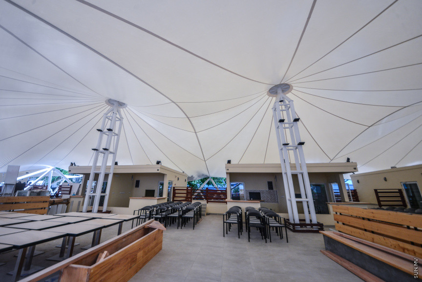 މެއި 5، 2018: މާލޭގެ ހުޅަނގު ދެކުނު ފަރާތުގައި އޮންނަ ހާބަރު ސަރަހައްދުގައި އެސްޓީއޯއިން ޒަމާނީ ފެންވަރަކަށް ހަދާފައިވާ ފުޑް ކޯޓުތަށް: މިއަދު ވަނީ ފުރަތަމަ ކެފޭ ހުޅުވައި، ހިދުމަތް ދޭން ފަށައިފަ -- ސަން ފޮޓޯ/ ފަޔާޒު މޫސާ