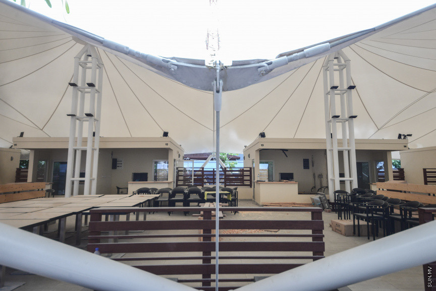 މެއި 5، 2018: މާލޭގެ ހުޅަނގު ދެކުނު ފަރާތުގައި އޮންނަ ހާބަރު ސަރަހައްދުގައި އެސްޓީއޯއިން ޒަމާނީ ފެންވަރަކަށް ހަދާފައިވާ ފުޑް ކޯޓުތަށް: މިއަދު ވަނީ ފުރަތަމަ ކެފޭ ހުޅުވައި، ހިދުމަތް ދޭން ފަށައިފަ -- ސަން ފޮޓޯ/ ފަޔާޒު މޫސާ