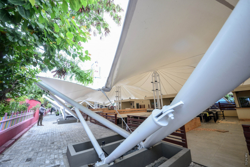 މެއި 5، 2018: މާލޭގެ ހުޅަނގު ދެކުނު ފަރާތުގައި އޮންނަ ހާބަރު ސަރަހައްދުގައި އެސްޓީއޯއިން ޒަމާނީ ފެންވަރަކަށް ހަދާފައިވާ ފުޑް ކޯޓުތަށް: މިއަދު ވަނީ ފުރަތަމަ ކެފޭ ހުޅުވައި، ހިދުމަތް ދޭން ފަށައިފަ -- ސަން ފޮޓޯ/ ފަޔާޒު މޫސާ