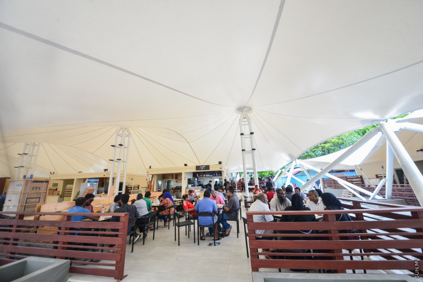 މެއި 5، 2018: މާލޭގެ ހުޅަނގު ދެކުނު ފަރާތުގައި އޮންނަ ހާބަރު ސަރަހައްދުގައި އެސްޓީއޯއިން ޒަމާނީ ފެންވަރަކަށް ހަދާފައިވާ ފުޑް ކޯޓުތަށް: މިއަދު ވަނީ ފުރަތަމަ ކެފޭ ހުޅުވައި، ހިދުމަތް ދޭން ފަށައިފަ -- ސަން ފޮޓޯ/ ފަޔާޒު މޫސާ