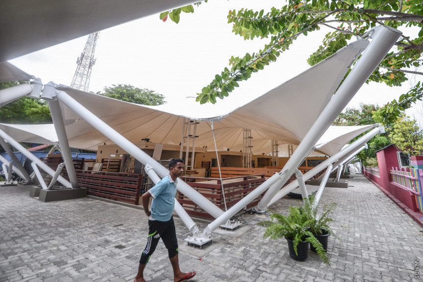 މެއި 5، 2018: މާލޭގެ ހުޅަނގު ދެކުނު ފަރާތުގައި އޮންނަ ހާބަރު ސަރަހައްދުގައި އެސްޓީއޯއިން ޒަމާނީ ފެންވަރަކަށް ހަދާފައިވާ ފުޑް ކޯޓުތަށް: މިއަދު ވަނީ ފުރަތަމަ ކެފޭ ހުޅުވައި، ހިދުމަތް ދޭން ފަށައިފަ -- ސަން ފޮޓޯ/ ފަޔާޒު މޫސާ