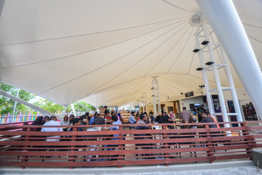 މެއި 5، 2018: މާލޭގެ ހުޅަނގު ދެކުނު ފަރާތުގައި އޮންނަ ހާބަރު ސަރަހައްދުގައި އެސްޓީއޯއިން ޒަމާނީ ފެންވަރަކަށް ހަދާފައިވާ ފުޑް ކޯޓުތަށް: މިއަދު ވަނީ ފުރަތަމަ ކެފޭ ހުޅުވައި، ހިދުމަތް ދޭން ފަށައިފަ -- ސަން ފޮޓޯ/ ފަޔާޒު މޫސާ