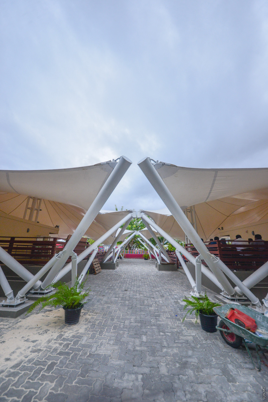 މެއި 5، 2018: މާލޭގެ ހުޅަނގު ދެކުނު ފަރާތުގައި އޮންނަ ހާބަރު ސަރަހައްދުގައި އެސްޓީއޯއިން ޒަމާނީ ފެންވަރަކަށް ހަދާފައިވާ ފުޑް ކޯޓުތަށް: މިއަދު ވަނީ ފުރަތަމަ ކެފޭ ހުޅުވައި، ހިދުމަތް ދޭން ފަށައިފަ -- ސަން ފޮޓޯ/ ފަޔާޒު މޫސާ