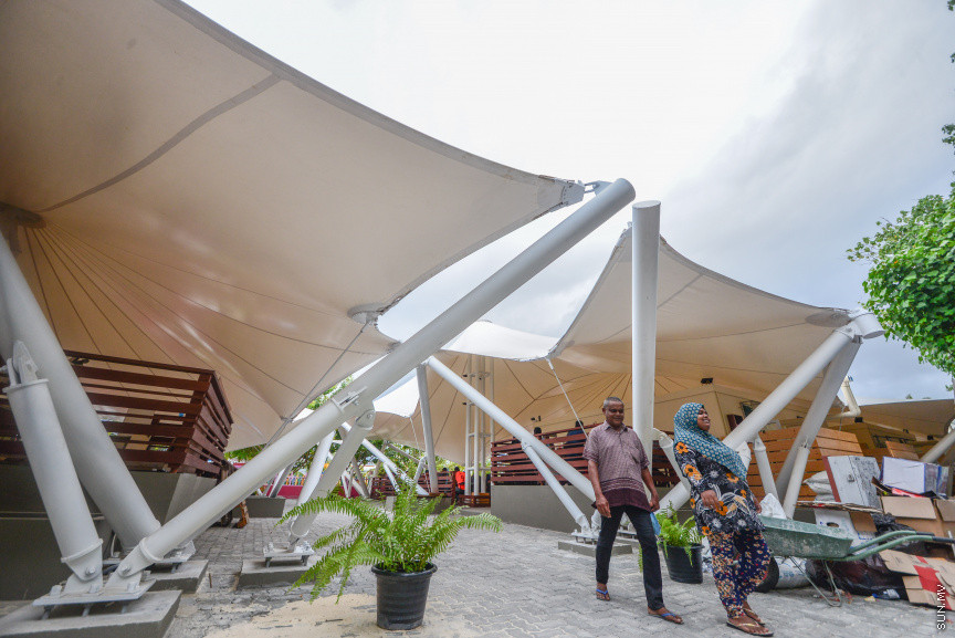 މެއި 5، 2018: މާލޭގެ ހުޅަނގު ދެކުނު ފަރާތުގައި އޮންނަ ހާބަރު ސަރަހައްދުގައި އެސްޓީއޯއިން ޒަމާނީ ފެންވަރަކަށް ހަދާފައިވާ ފުޑް ކޯޓުތަށް: މިއަދު ވަނީ ފުރަތަމަ ކެފޭ ހުޅުވައި، ހިދުމަތް ދޭން ފަށައިފަ -- ސަން ފޮޓޯ/ ފަޔާޒު މޫސާ