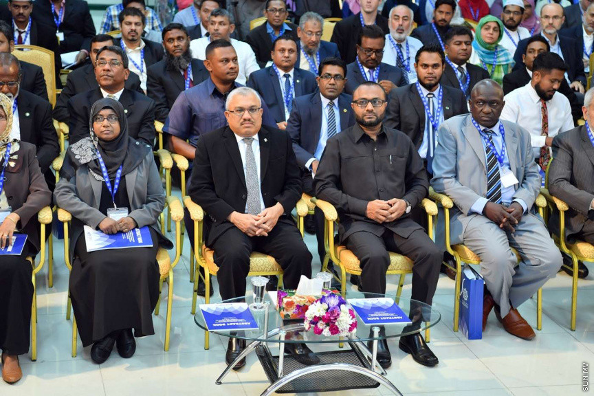  14 ޖުލައި 2018:  އިސްލާމީ ހޭލުންތެރިކަމާބެހޭ ބައިނަލްއަގުވާމީ މަހާސިންތާ ފެށުމުގެ ރަސްމޮއްޔާތުގެ ތެރެއިން: އިސްލާމިކް ޔުނިވާސިޓީގެ ހޯލުގައި ބޭއްވި ރަސްމިއްޔާތުގައި މަހާސިންތާ ހުޅުވައިދެއްވީ ރައީސުލްޖުމްހޫރިއްޔާގެ ނާއިބު ރައީސް އަބްދުﷲ ޖިހާދު---ފޮޓޯ/ ރައީސް އޮފީސް، 
