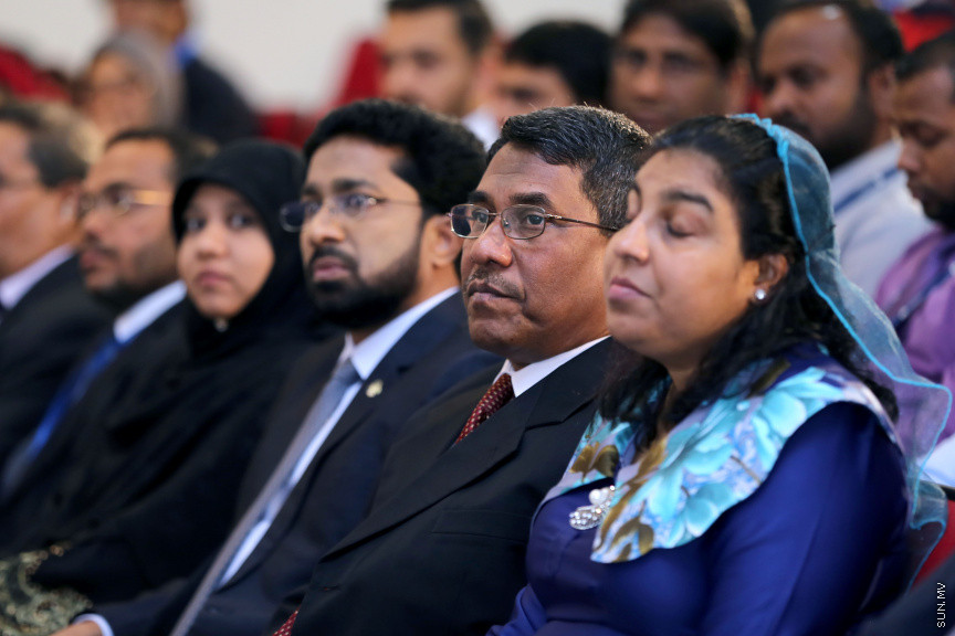 ޖުލައި 17، 2018: ހަލާލް އިންޓެނޭޝަނަލް ކޮންފަރެންސް ފެށުމަށް ގައުމީ ޔުނިވާސިޓީގައި ބޭއްވި ރަސްމިއްޔާތުގެ ތެރެއިން -- ސަން ފޮޓޯ. ފަޔާޒު މޫސާ