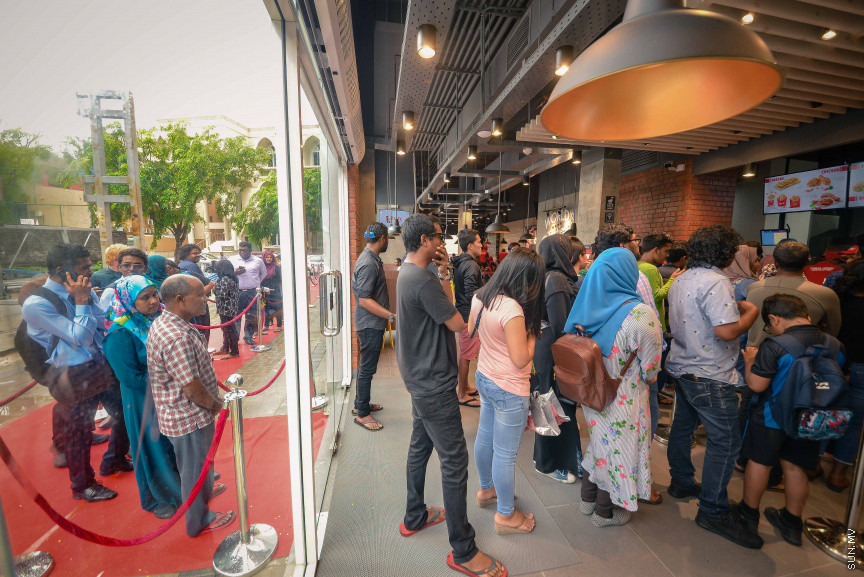 23 ޖުލައި 2018:ރޭ ރަސްމީކޮށް މާލޭގައި ހުޅުވި އެމެރިކާގެ މަޝްހޫރު ފާސްޓްފުޑް ރެސްޓޯރަންޓް ކޭއެފްސީ، މިއަދު އާންމުންނަށް ހުޅުވާލުން---ސަން ފޮޓޯ/ މުހައްމަދު އަފްރާހް 