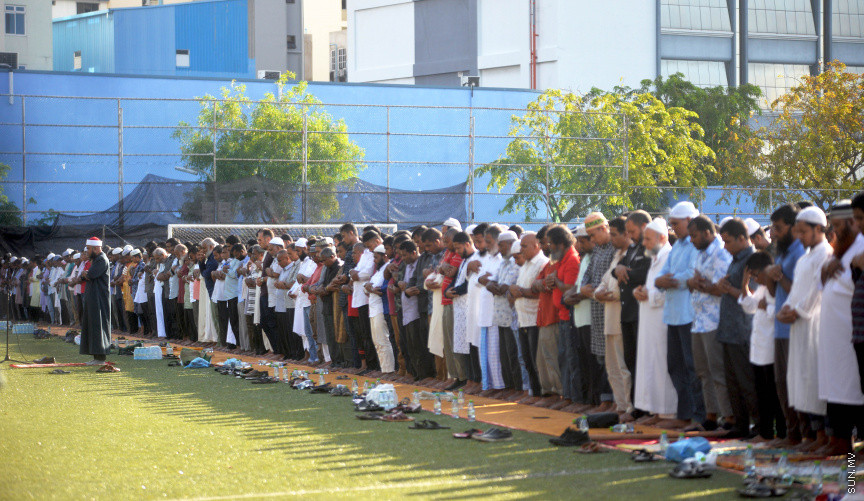 މާލޭގެ ސުޓޭޑިއަމް ސަރަހައްދުގައި ބޮޑު އީދު ނަމާދު ކުރުން-- ސަން ފޮޓޯ/ އަހުމަދު އަވްޝަން އިލިޔާސް