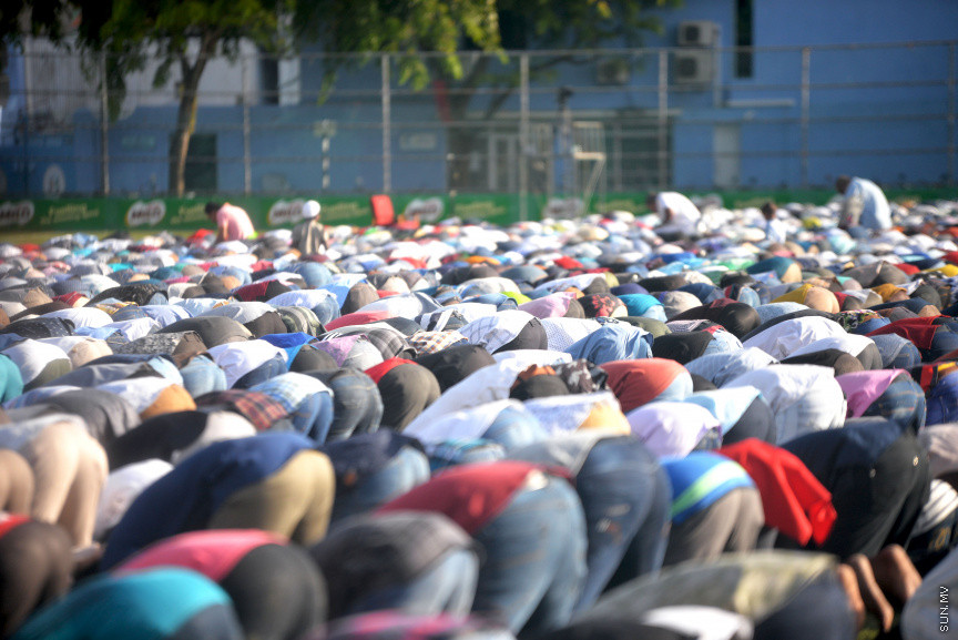 މާލޭގެ ސުޓޭޑިއަމް ސަރަހައްދުގައި ބޮޑު އީދު ނަމާދު ކުރުން-- ސަން ފޮޓޯ/ އަހުމަދު އަވްޝަން އިލިޔާސް