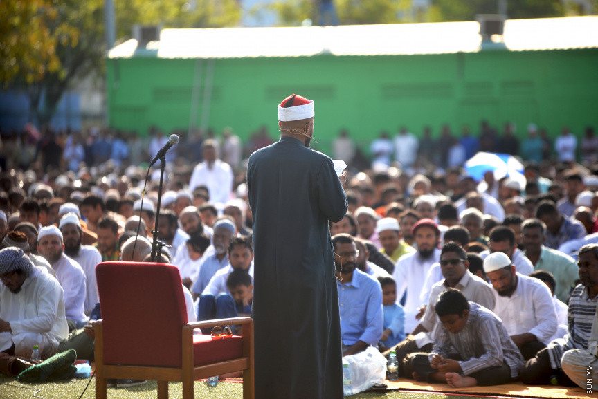 މާލޭގެ ސުޓޭޑިއަމް ސަރަހައްދުގައި ބޮޑު އީދު ނަމާދު ކުރުން-- ސަން ފޮޓޯ/ އަހުމަދު އަވްޝަން އިލިޔާސް