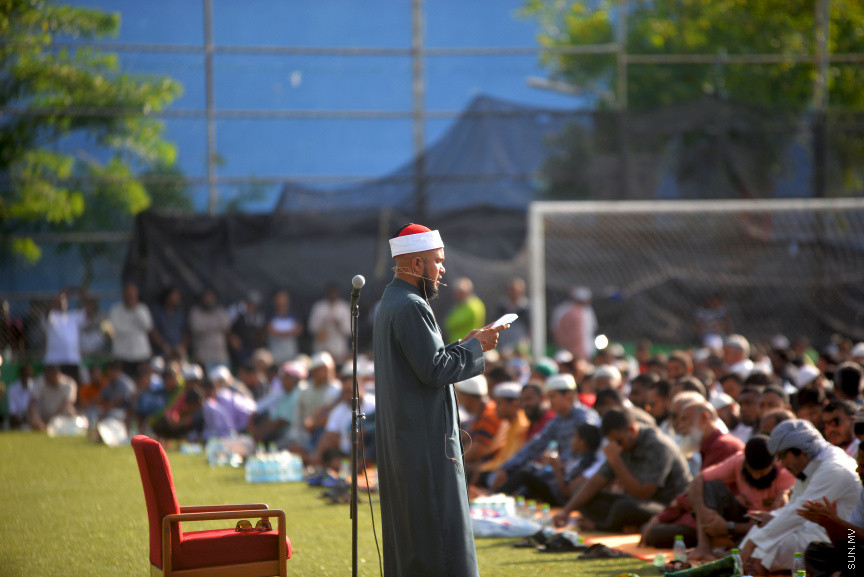 މާލޭގެ ސުޓޭޑިއަމް ސަރަހައްދުގައި ބޮޑު އީދު ނަމާދު ކުރުން-- ސަން ފޮޓޯ/ އަހުމަދު އަވްޝަން އިލިޔާސް