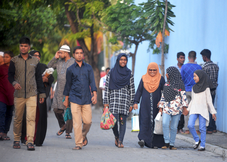 މާލޭގެ ސުޓޭޑިއަމް ސަރަހައްދުގައި ބޮޑު އީދު ނަމާދު ކުރުން-- ސަން ފޮޓޯ/ އަހުމަދު އަވްޝަން އިލިޔާސް