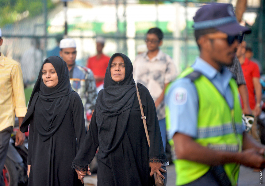 މާލޭގެ ސުޓޭޑިއަމް ސަރަހައްދުގައި ބޮޑު އީދު ނަމާދު ކުރުން-- ސަން ފޮޓޯ/ އަހުމަދު އަވްޝަން އިލިޔާސް