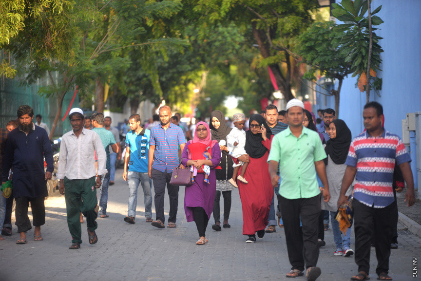 މާލޭގެ ސުޓޭޑިއަމް ސަރަހައްދުގައި ބޮޑު އީދު ނަމާދު ކުރުން-- ސަން ފޮޓޯ/ އަހުމަދު އަވްޝަން އިލިޔާސް