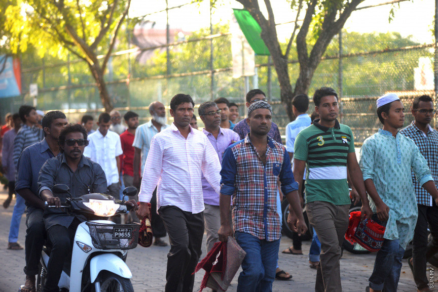 މާލޭގެ ސުޓޭޑިއަމް ސަރަހައްދުގައި ބޮޑު އީދު ނަމާދު ކުރުން-- ސަން ފޮޓޯ/ އަހުމަދު އަވްޝަން އިލިޔާސް