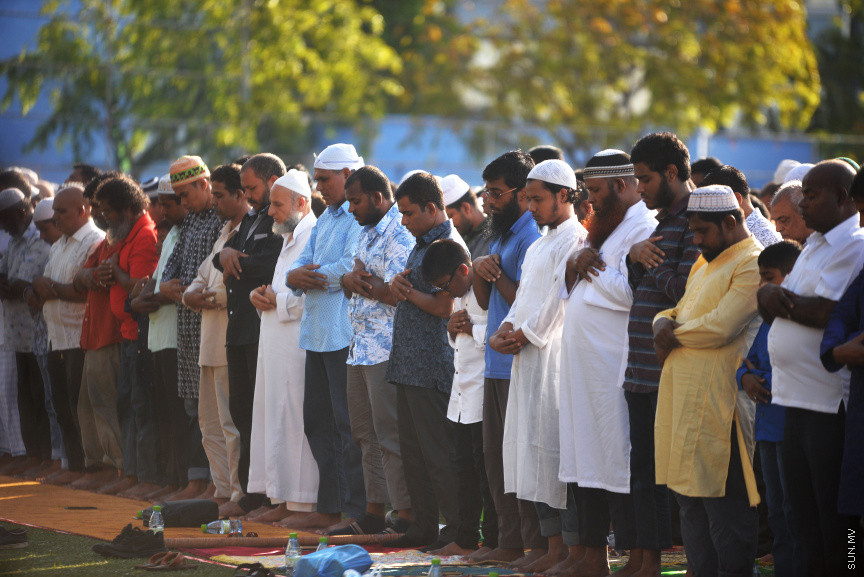 މާލޭގެ ސުޓޭޑިއަމް ސަރަހައްދުގައި ބޮޑު އީދު ނަމާދު ކުރުން-- ސަން ފޮޓޯ/ އަހުމަދު އަވްޝަން އިލިޔާސް