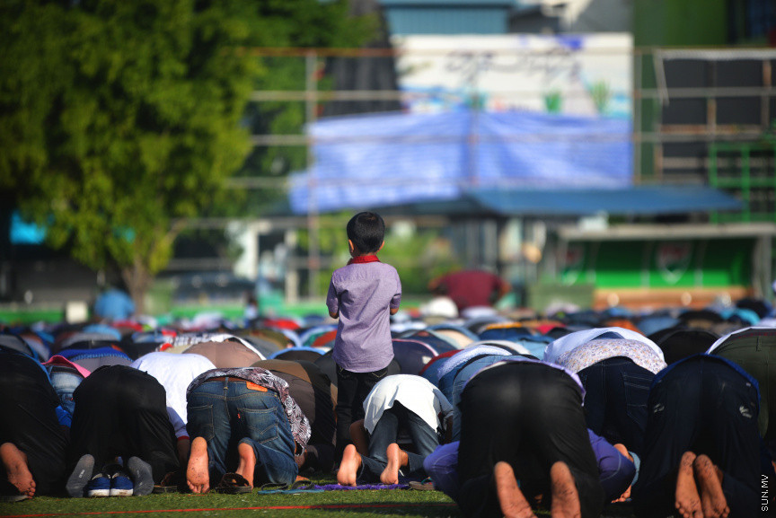 މާލޭގެ ސުޓޭޑިއަމް ސަރަހައްދުގައި ބޮޑު އީދު ނަމާދު ކުރުން-- ސަން ފޮޓޯ/ އަހުމަދު އަވްޝަން އިލިޔާސް