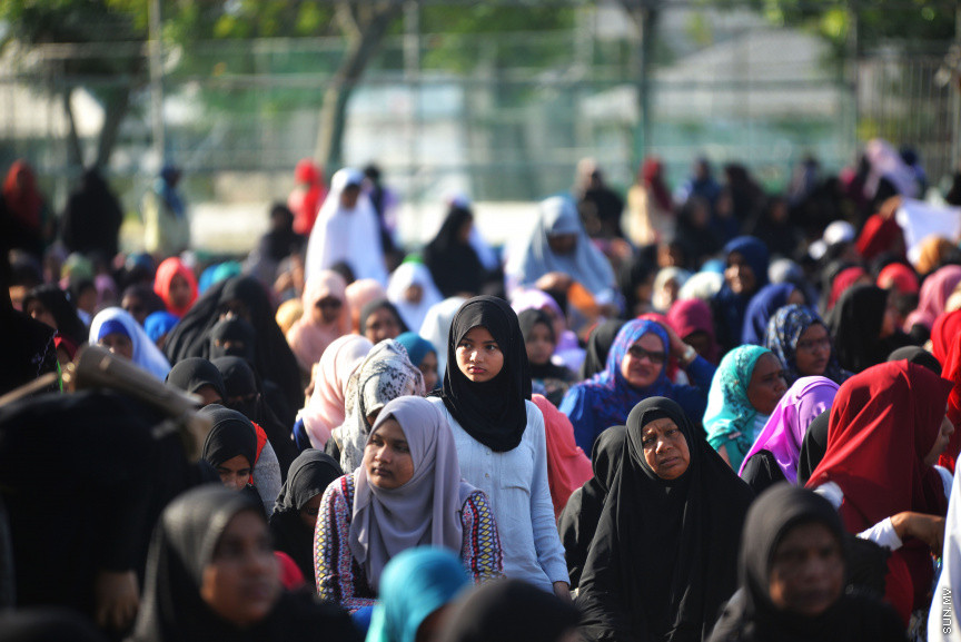 މާލޭގެ ސުޓޭޑިއަމް ސަރަހައްދުގައި ބޮޑު އީދު ނަމާދު ކުރުން-- ސަން ފޮޓޯ/ އަހުމަދު އަވްޝަން އިލިޔާސް