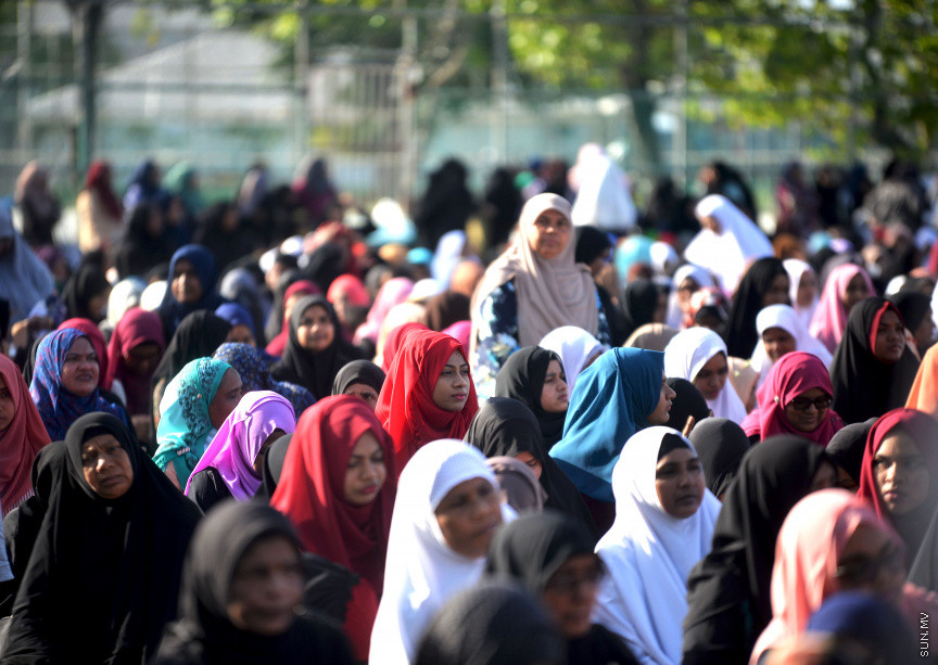 މާލޭގެ ސުޓޭޑިއަމް ސަރަހައްދުގައި ބޮޑު އީދު ނަމާދު ކުރުން-- ސަން ފޮޓޯ/ އަހުމަދު އަވްޝަން އިލިޔާސް