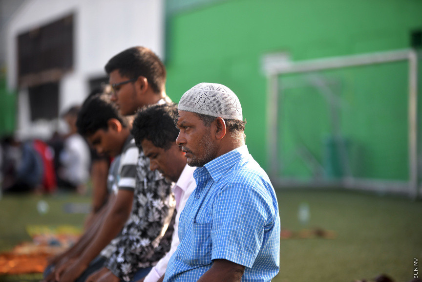 މާލޭގެ ސުޓޭޑިއަމް ސަރަހައްދުގައި ބޮޑު އީދު ނަމާދު ކުރުން-- ސަން ފޮޓޯ/ އަހުމަދު އަވްޝަން އިލިޔާސް