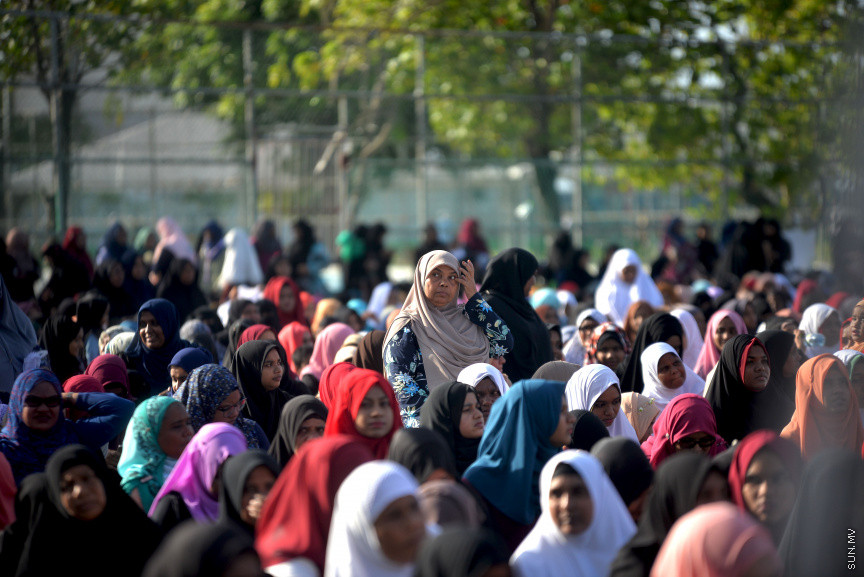 މާލޭގެ ސުޓޭޑިއަމް ސަރަހައްދުގައި ބޮޑު އީދު ނަމާދު ކުރުން-- ސަން ފޮޓޯ/ އަހުމަދު އަވްޝަން އިލިޔާސް