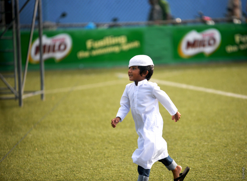 މާލޭގެ ސުޓޭޑިއަމް ސަރަހައްދުގައި ބޮޑު އީދު ނަމާދު ކުރުން-- ސަން ފޮޓޯ/ އަހުމަދު އަވްޝަން އިލިޔާސް