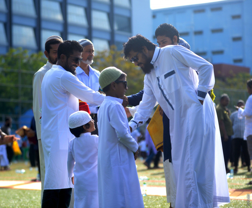 މާލޭގެ ސުޓޭޑިއަމް ސަރަހައްދުގައި ބޮޑު އީދު ނަމާދު ކުރުން-- ސަން ފޮޓޯ/ އަހުމަދު އަވްޝަން އިލިޔާސް