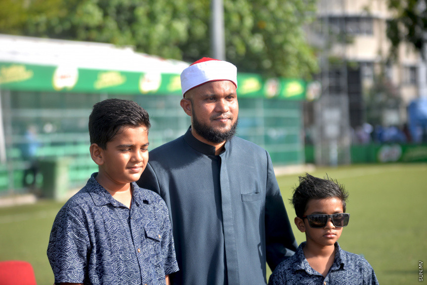 މާލޭގެ ސުޓޭޑިއަމް ސަރަހައްދުގައި ބޮޑު އީދު ނަމާދު ކުރުން-- ސަން ފޮޓޯ/ އަހުމަދު އަވްޝަން އިލިޔާސް