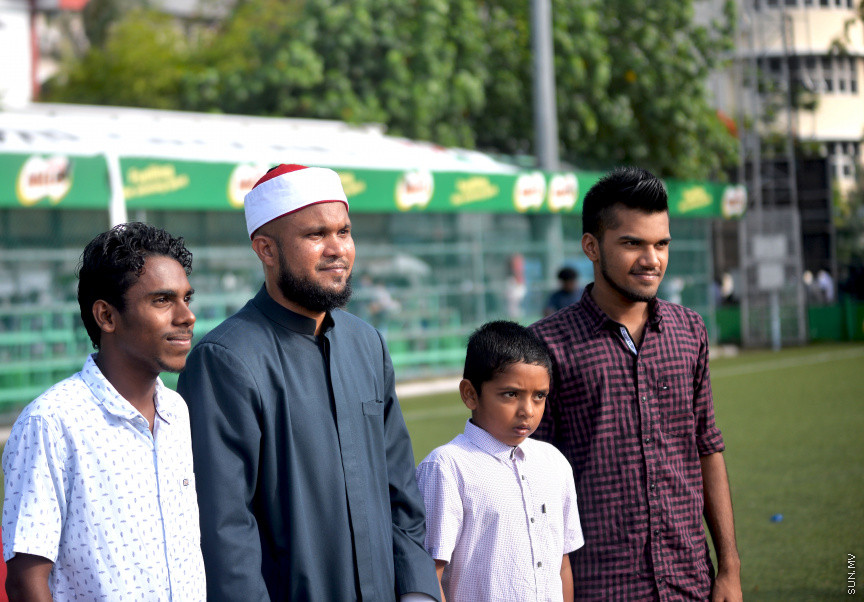 މާލޭގެ ސުޓޭޑިއަމް ސަރަހައްދުގައި ބޮޑު އީދު ނަމާދު ކުރުން-- ސަން ފޮޓޯ/ އަހުމަދު އަވްޝަން އިލިޔާސް