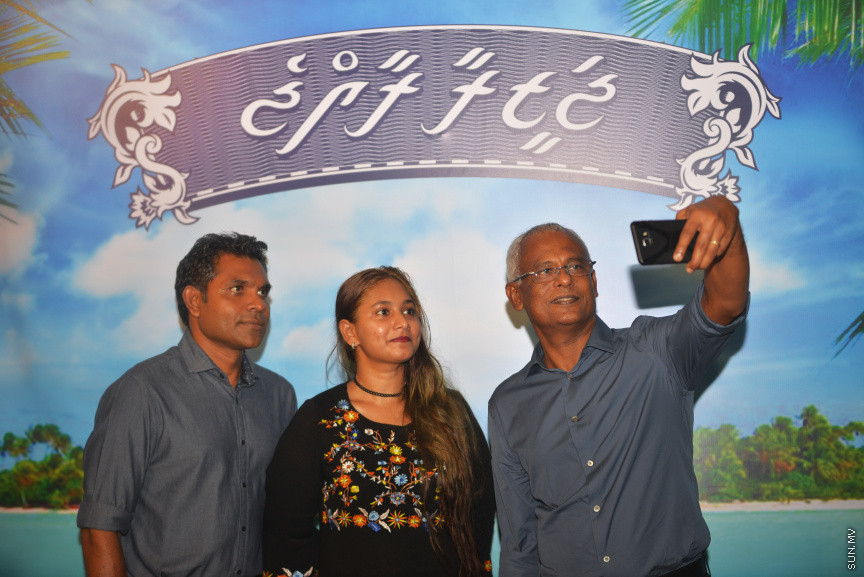 24 އޮކްޓޫބަރު 2018 ގައި އިންތިހާބީ ރައީސް އާއި ނައިބް ރައީސް މާފަންނު މެދުދާއިރާގެ ރައީތުންނާއި އެކު ރިޔާސީ އިންތިހާބުގެ ކާމިޔާބީ ފާހަގަކުރުން -- ސަން ފޮޓޯ/ އަޙުމަދު އަވްޝަން އިލްޔާސް