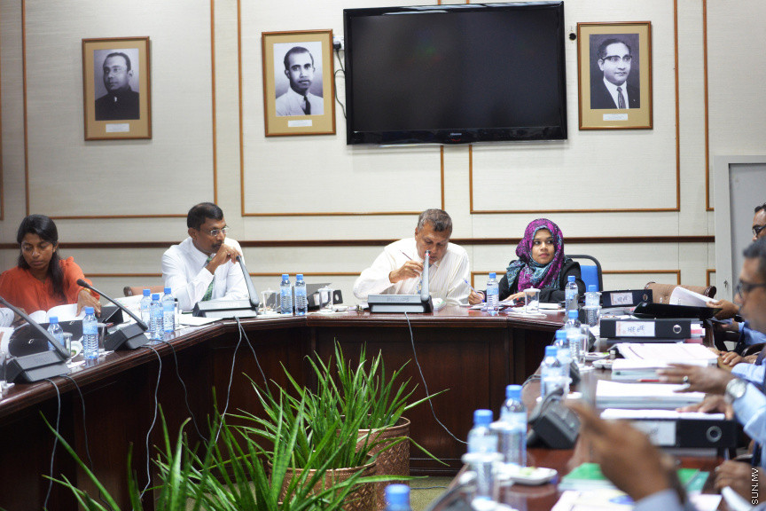 2019 ވަނަ އަހަރަށް ލަފާކޮށް ރައްޔިތުންގެ މަޖިލީހަށް ހުށަހަޅާފައިވާ ބަޖެޓް ދިރާސާ ކުރުމަށް ބެއްވި މަޖިލީހުގެ ބަޖެޓް ކޮމިޓީގެ ބައްދަލުވުމުގެ ތެރެއިން -- ސަން ފޮޓޯ / އަޙްމަދު އަވްޝަން އިލްޔާސް