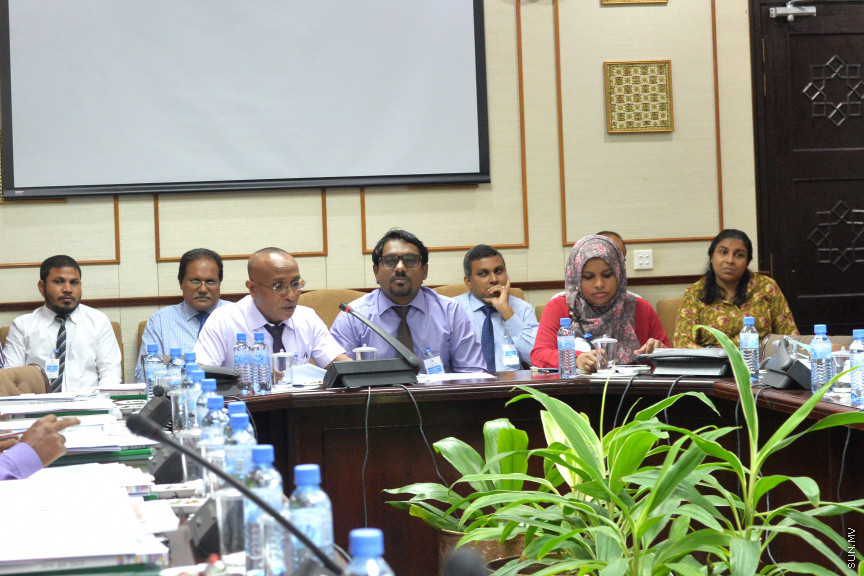 2019 ވަނަ އަހަރުގެ ބަޖެޓް ދިރާސާ ކުރާ ކޮމެޓީ ބައްދަލުވުމުގެ ތެރެއިން -- ސަން ފޮޓޯ/ އަހުމަދު އަވްޝަން އިލްޔާސް