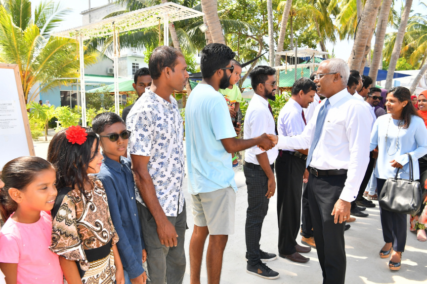 ރައީސުލްޖުމްހޫރިއްޔާ ކ. މާފުށްޓަށް ޒިޔާރަތްކުރެއްވުން : މިދަތުރުފުޅުގައި އެމަނިކުފާނު ވަނީ ކ. މާފުށީ ކައުންސިލާއި އެރަށު މުޢައްސަސާތަކުގެ އިސް ވެރިންނާ ވެސް ބައްދަލުކުރައްވާފަ -- ޕޮޓޯ/ ރައީސް އޮފީސް