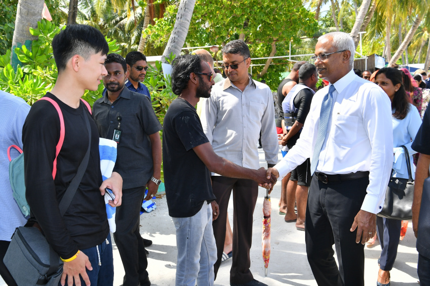 ރައީސުލްޖުމްހޫރިއްޔާ ކ. މާފުށްޓަށް ޒިޔާރަތްކުރެއްވުން : މިދަތުރުފުޅުގައި އެމަނިކުފާނު ވަނީ ކ. މާފުށީ ކައުންސިލާއި އެރަށު މުޢައްސަސާތަކުގެ އިސް ވެރިންނާ ވެސް ބައްދަލުކުރައްވާފަ -- ޕޮޓޯ/ ރައީސް އޮފީސް